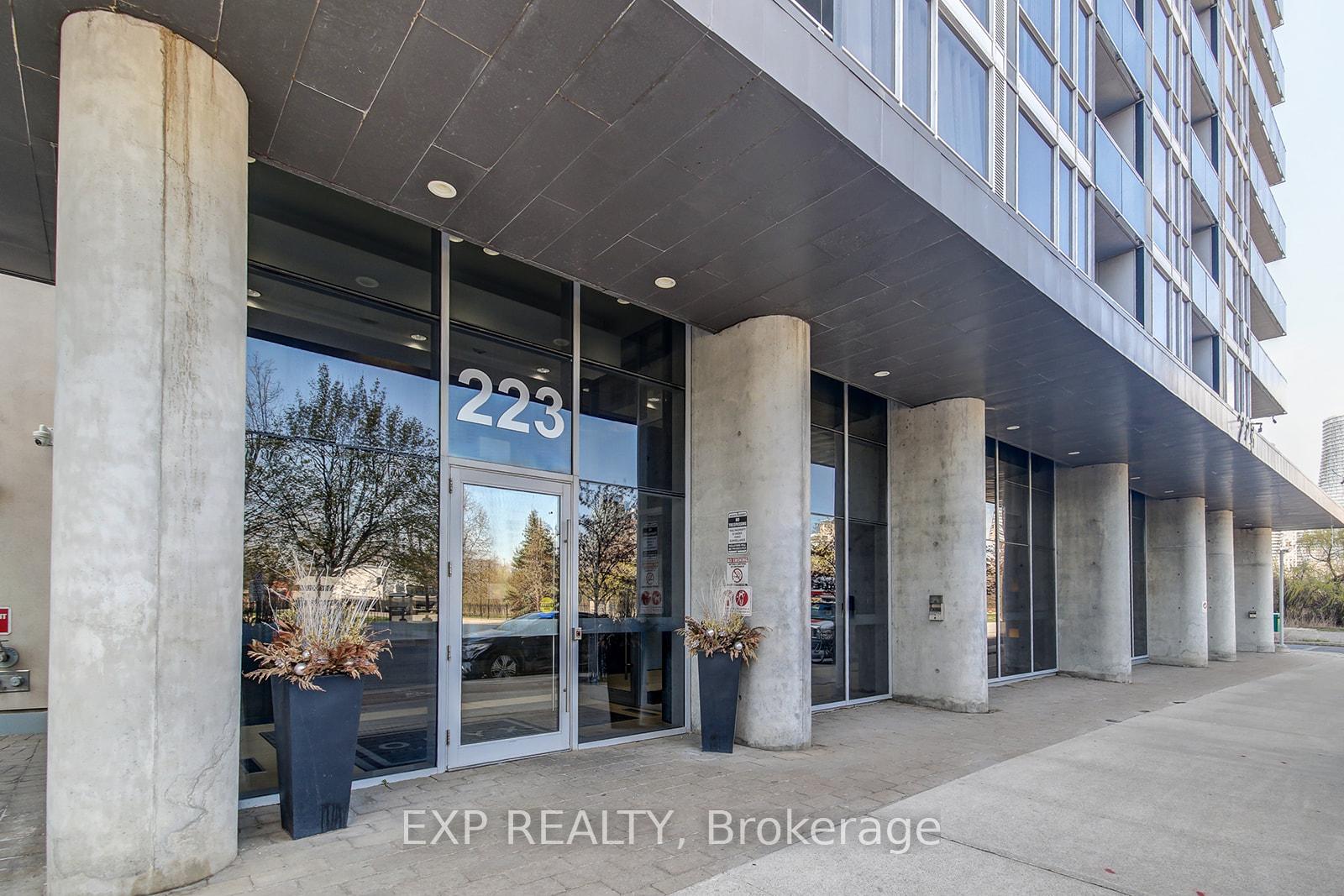 2 Bedrooms Condo at 223 Webb, Mississauga For sale