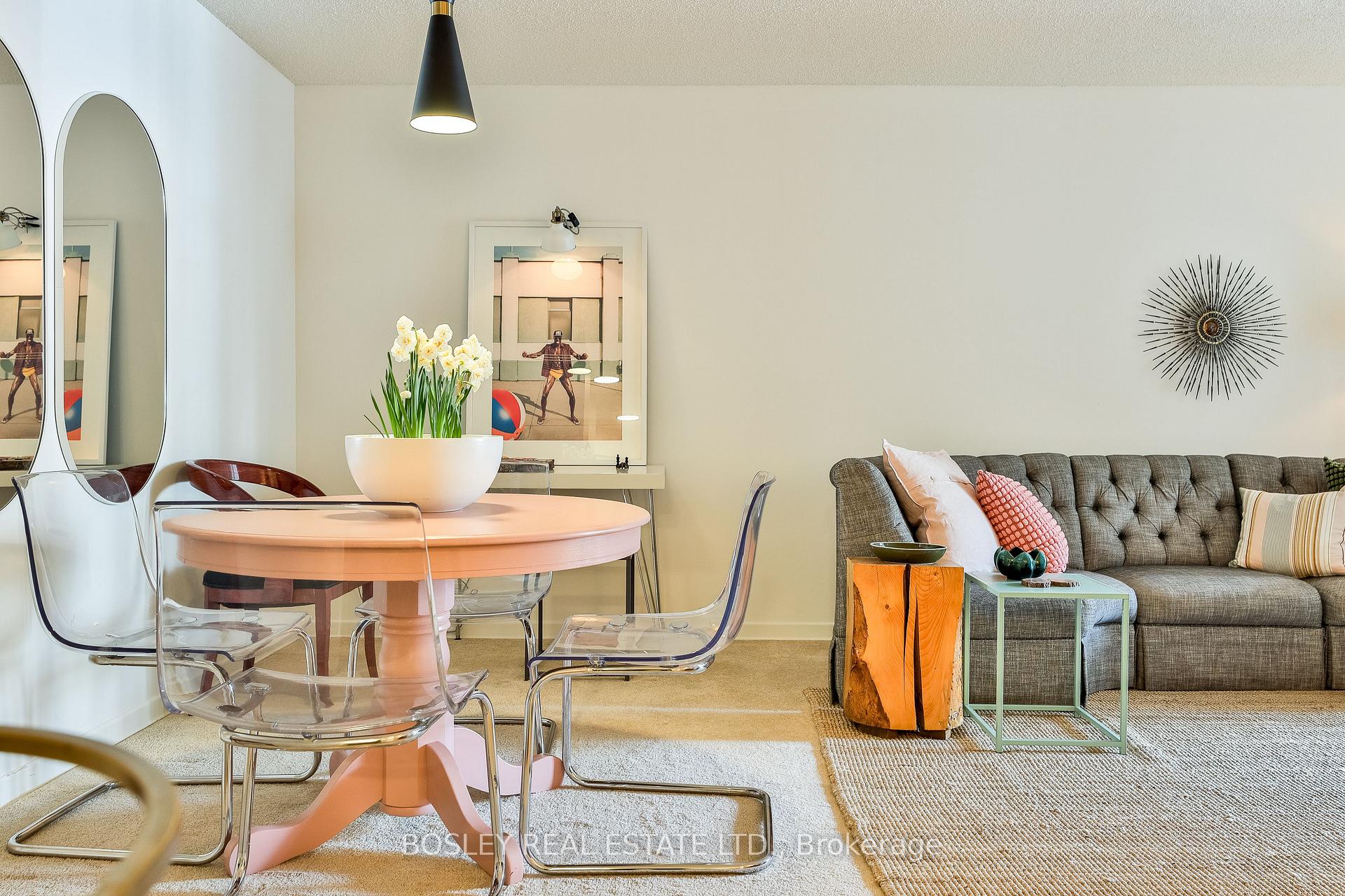 2 Bedrooms Condo at 25 Maitland, Toronto For sale