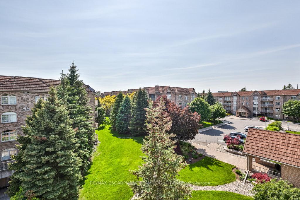 2 Bedrooms Condo at 216 Plains Road West, Burlington For sale