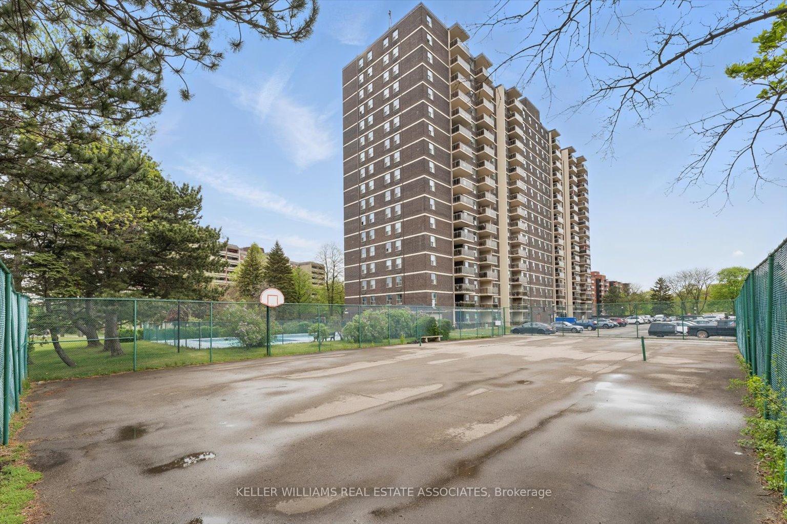2 Bedrooms Condo at 966 Inverhouse, Mississauga For sale