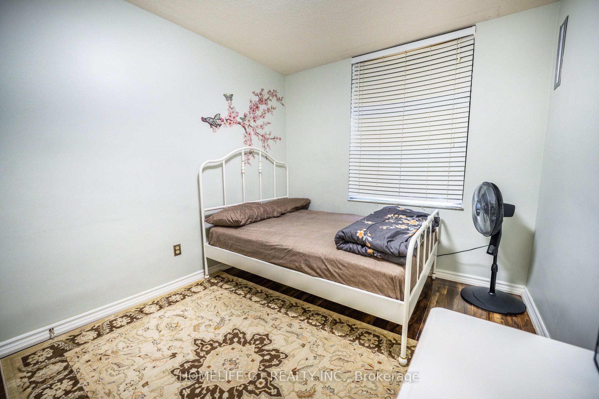 3 Bedrooms Condo at 5 Shady, Toronto For sale
