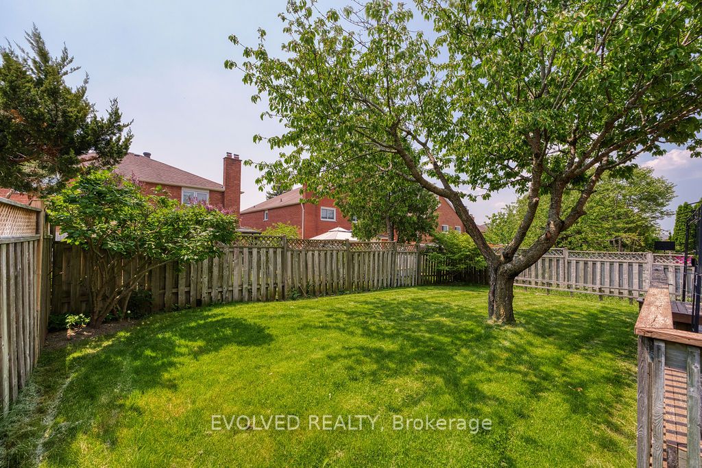 27 Hewlett Crescent
