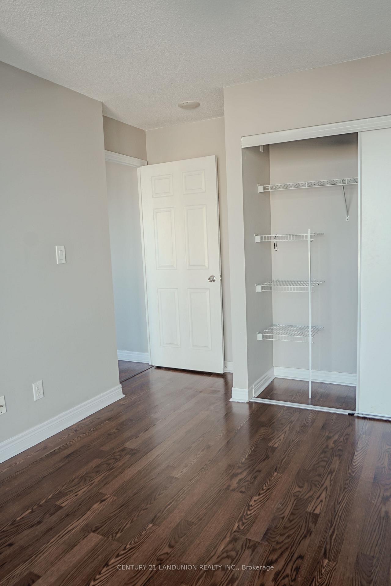 2 Bedrooms Condo at 208 Enfield, Mississauga For sale