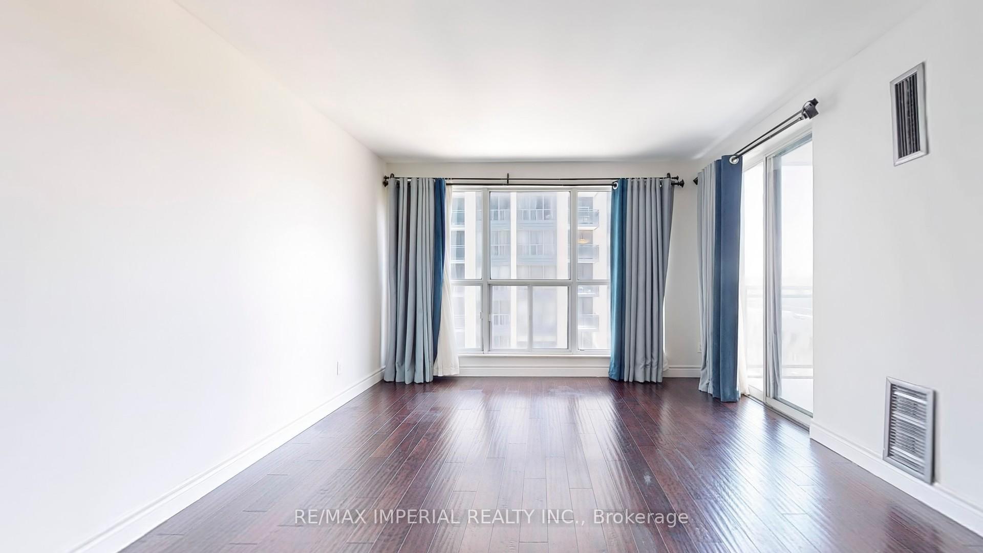 3 Bedrooms Condo at 18 Hollywood, Toronto For sale
