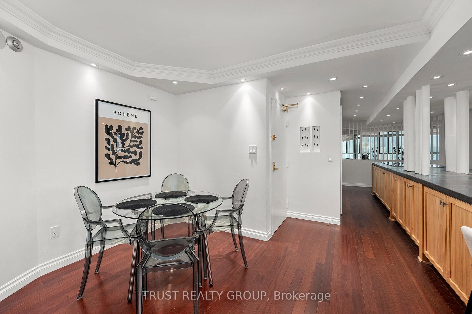 2 Bedrooms Condo at 270 Queens, Toronto For sale