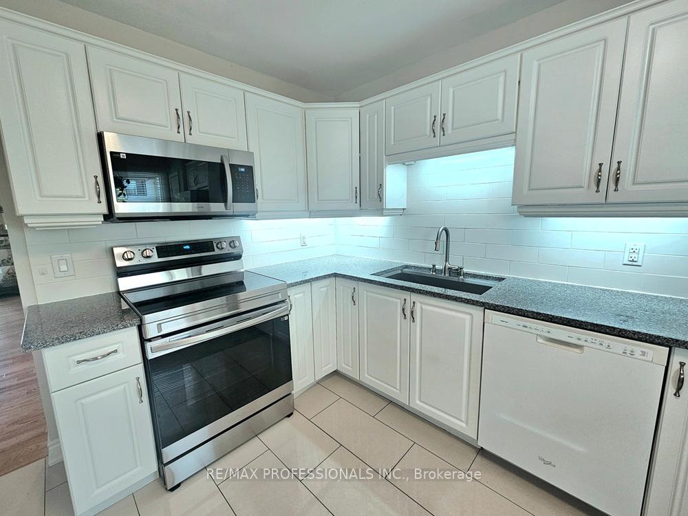 4 Bedrooms Condo at 2651 Aquitaine, Mississauga For sale