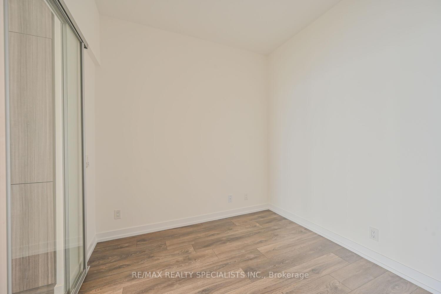 2 Bedrooms Condo at 5 BUTTERMILL, Vaughan For sale