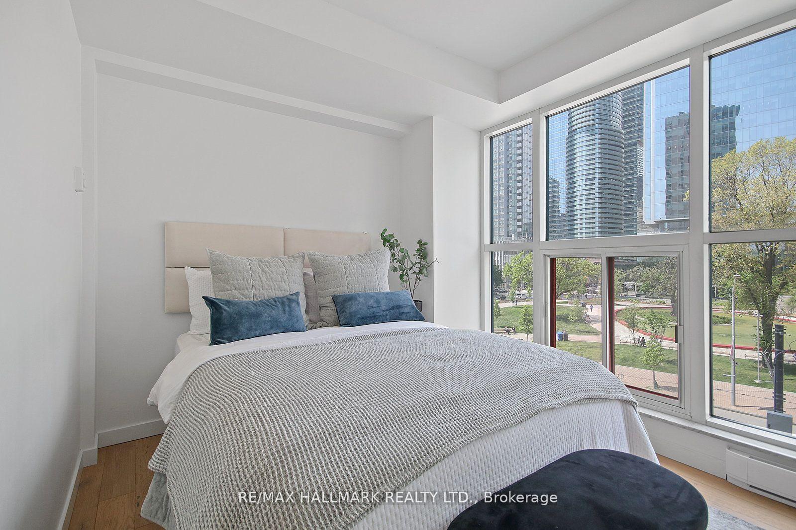 2 Bedrooms Condo at 77 Harbour, Toronto For sale