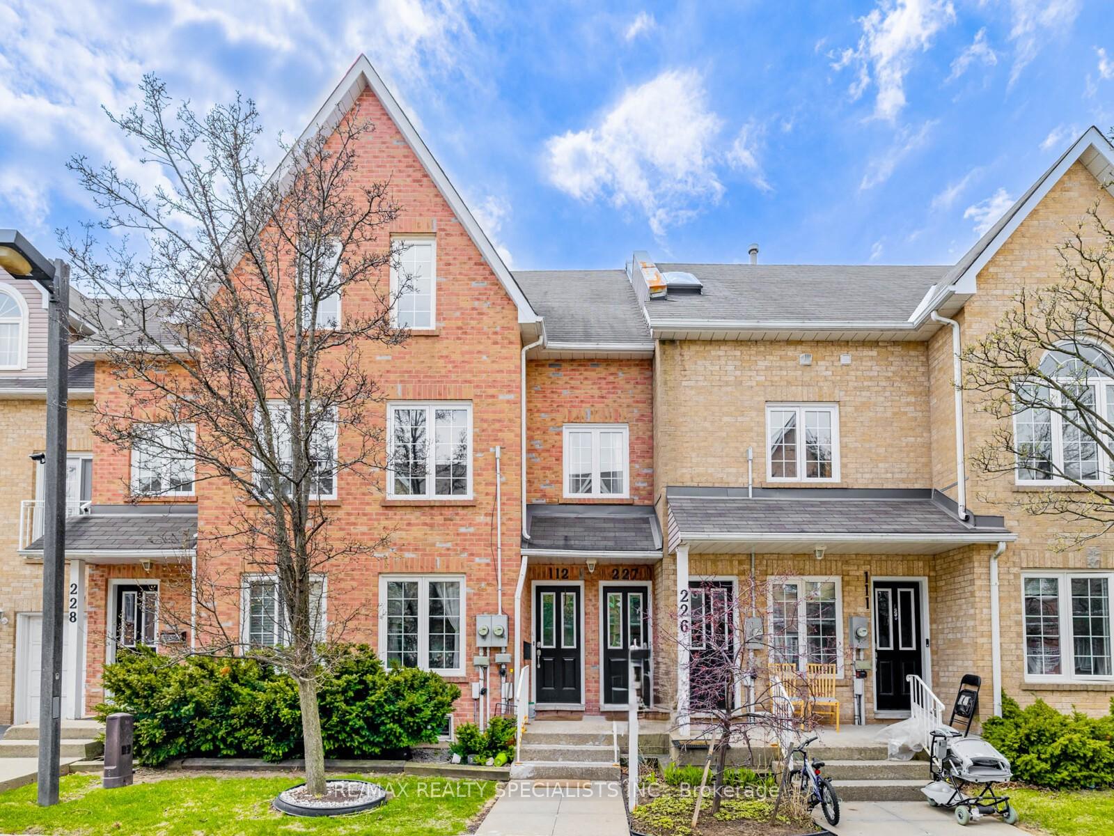 2 Bedrooms Condo at 2055 WALKERS, Burlington For sale