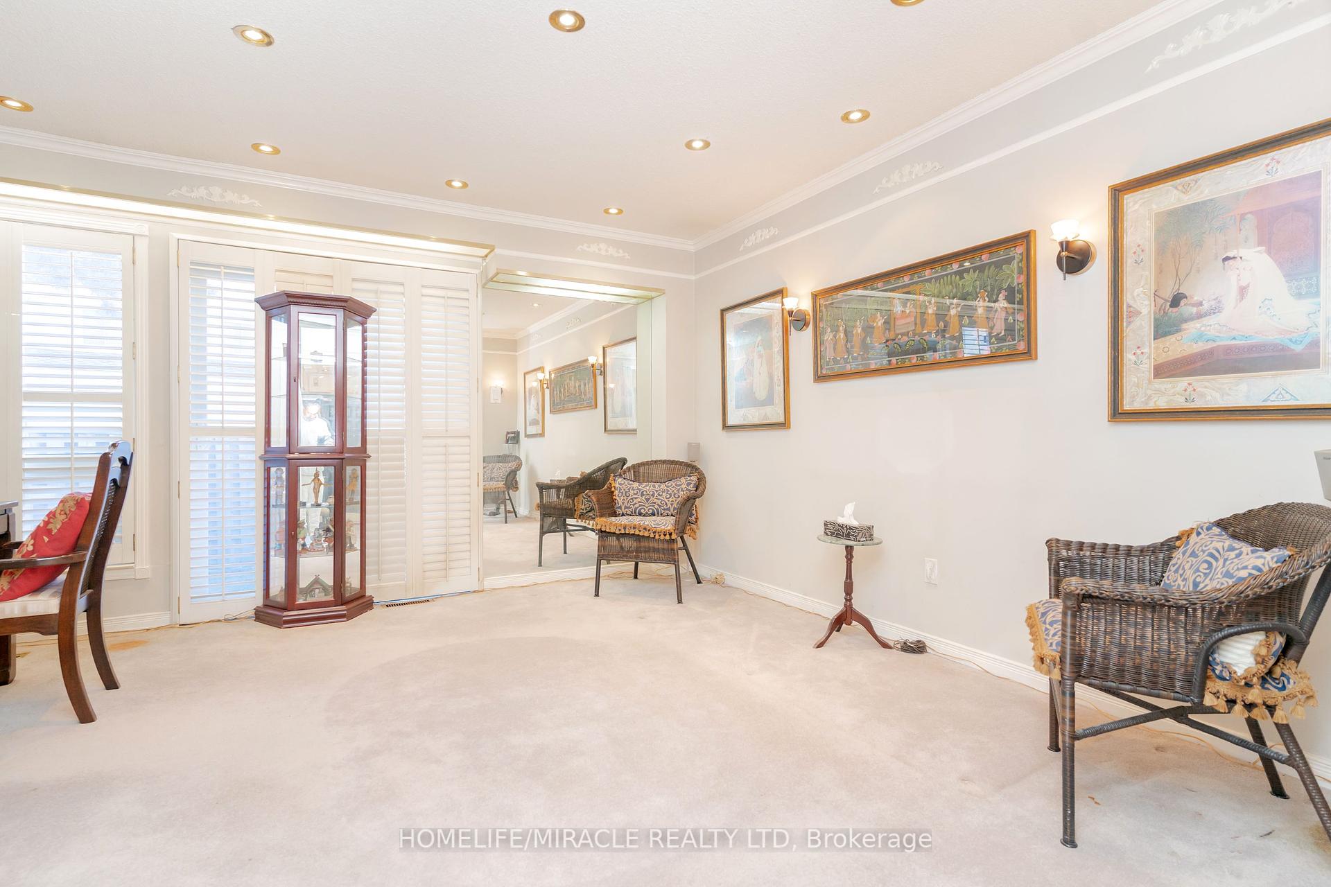 4 Bedrooms Condo at 50 Blackwell, Toronto For sale