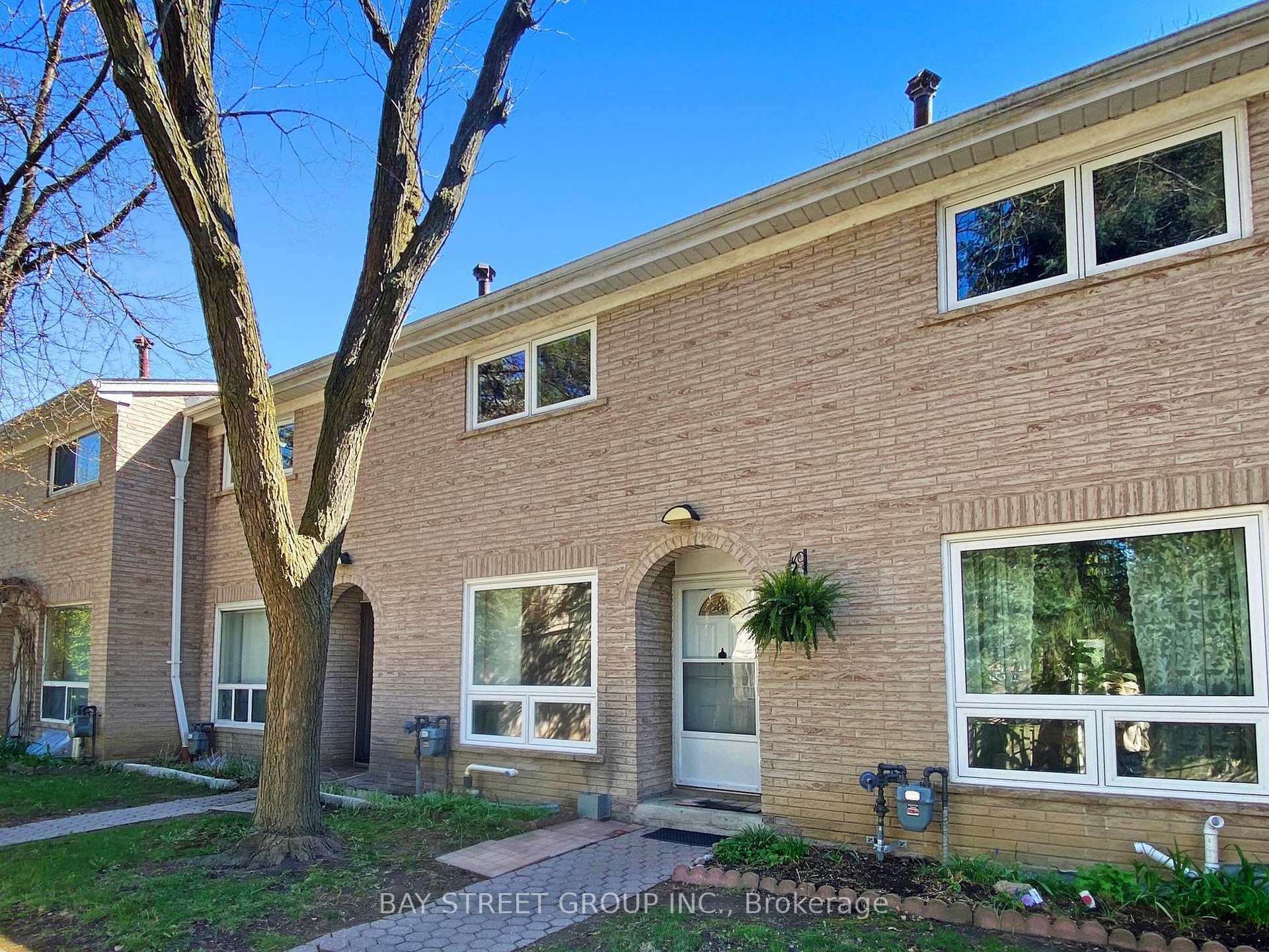 3 Bedrooms Condo at 89 Rameau, Toronto For sale