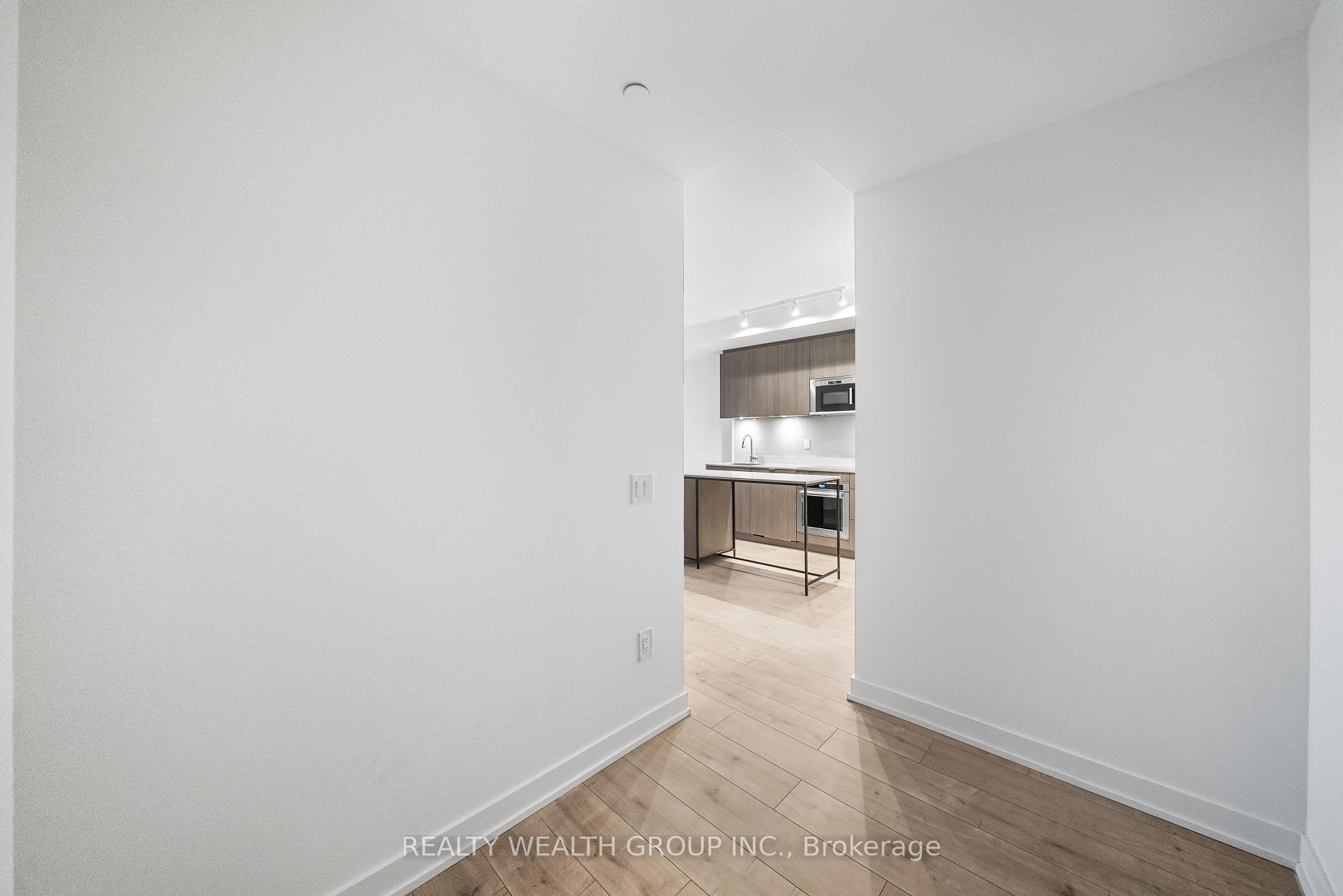 2 Bedrooms Condo at 215 LAKESHORE, Mississauga For sale