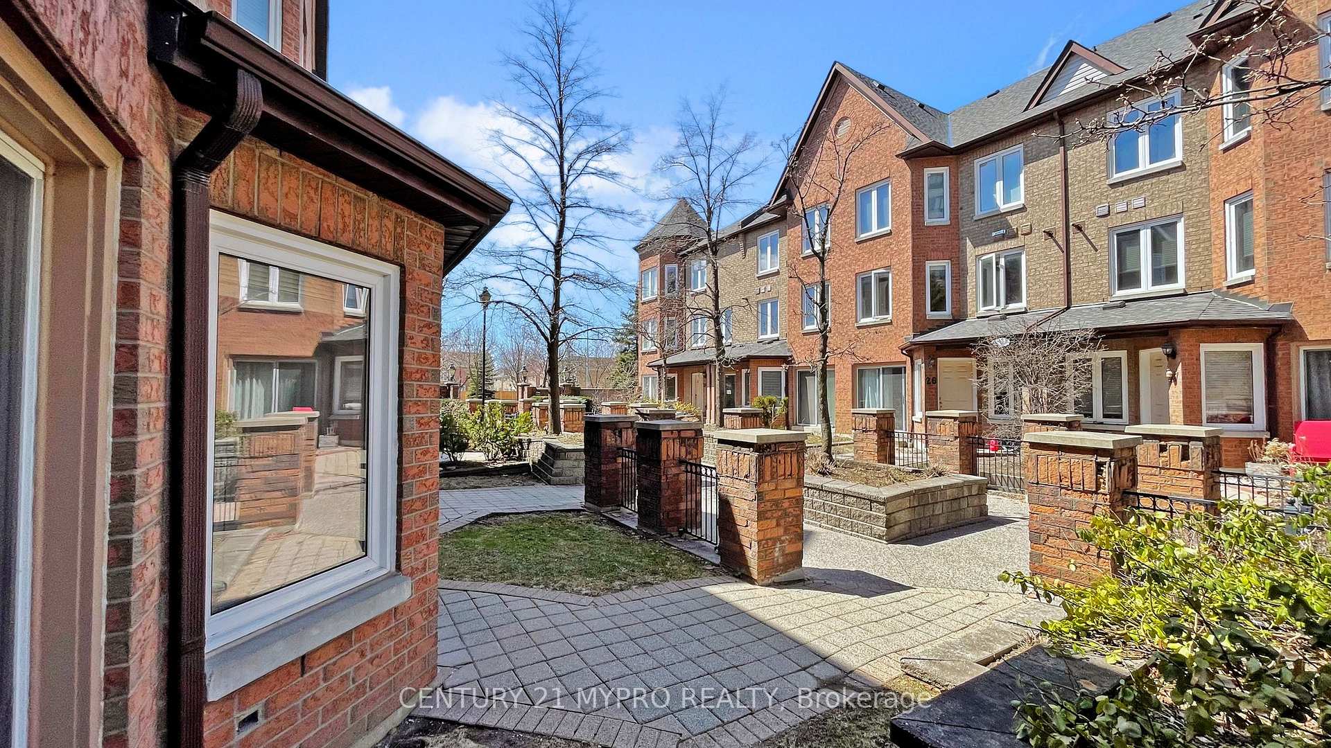 3 Bedrooms Condo at 735 New Westminster,  Vaughan For sale