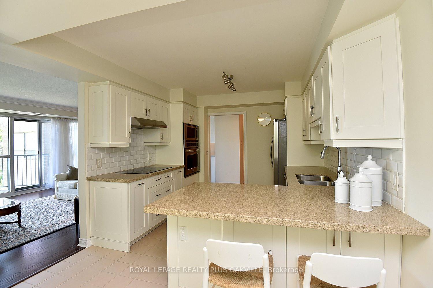 2 Bedrooms Condo at 2190 Lakeshore, Burlington For sale
