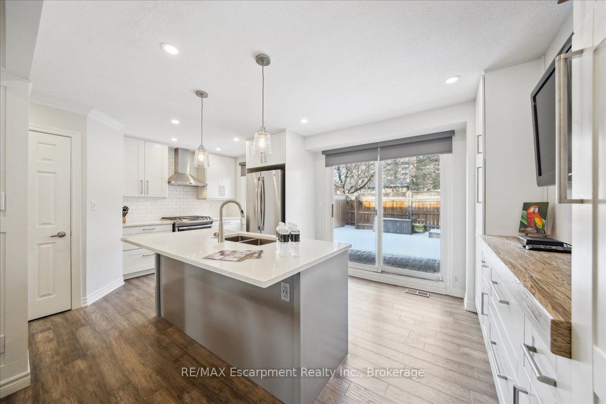 3 Bedrooms Condo at 779 Hyde,  Burlington For sale