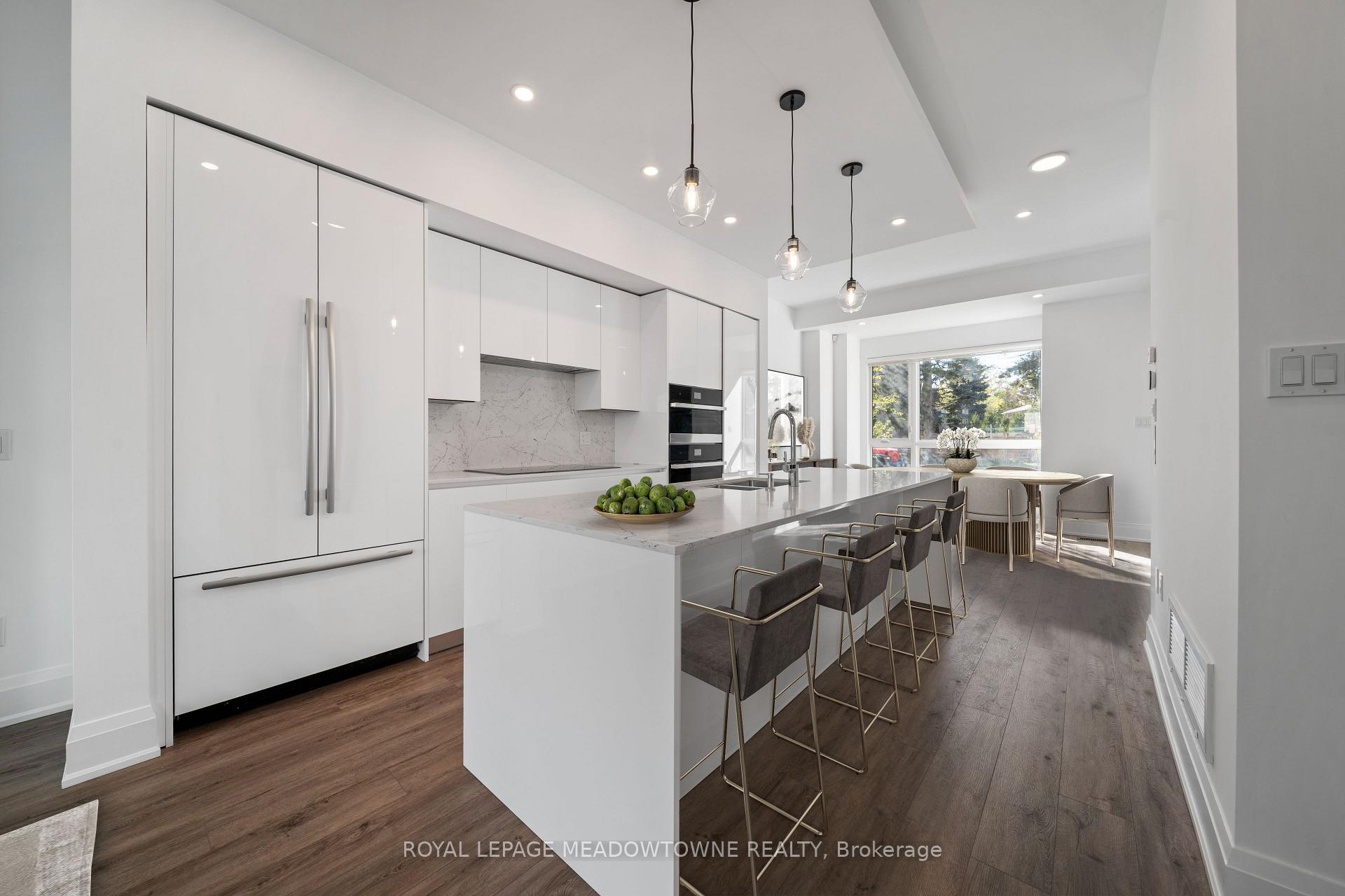 4 Bedrooms Condo at 121 High, Mississauga For sale