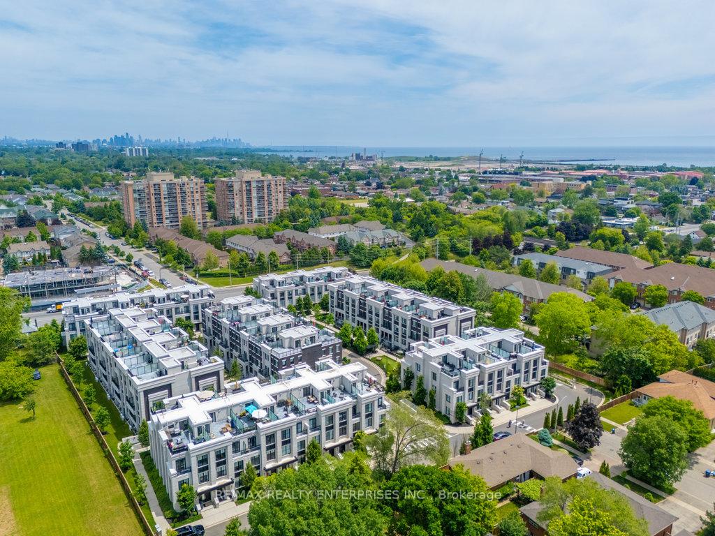 2 Bedrooms Condo at 657 Cricklewood, Mississauga For sale
