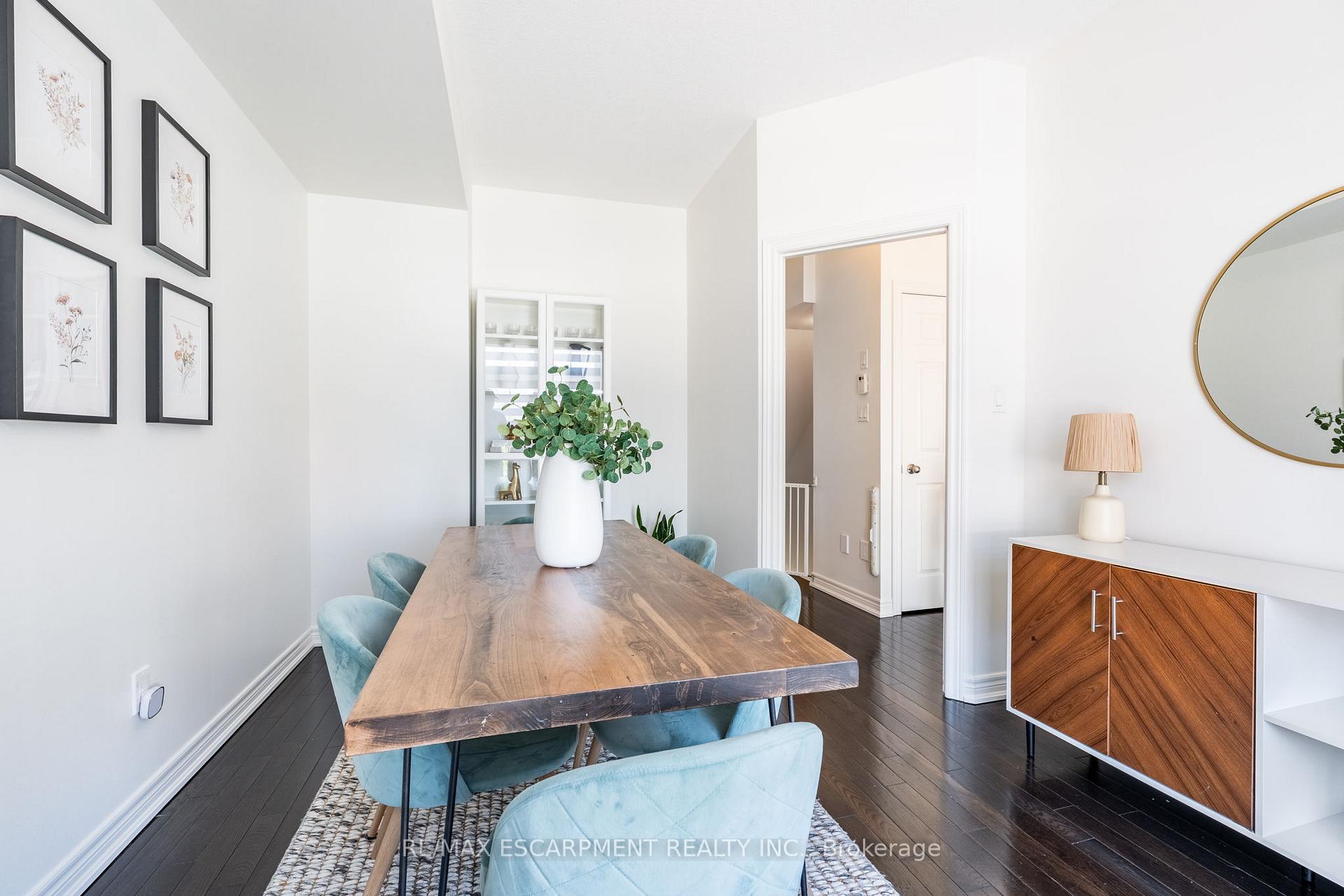2 Bedrooms Condo at 181 Plains, Burlington For sale