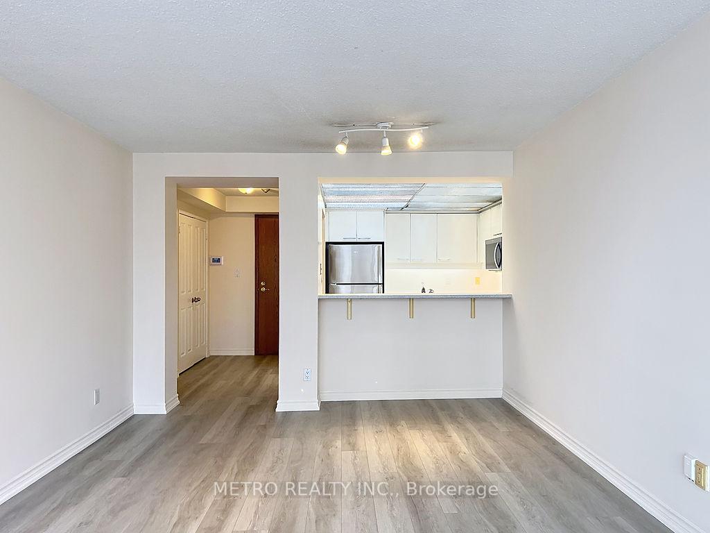 3 Bedrooms Condo at 18 Hollywood, Toronto For sale