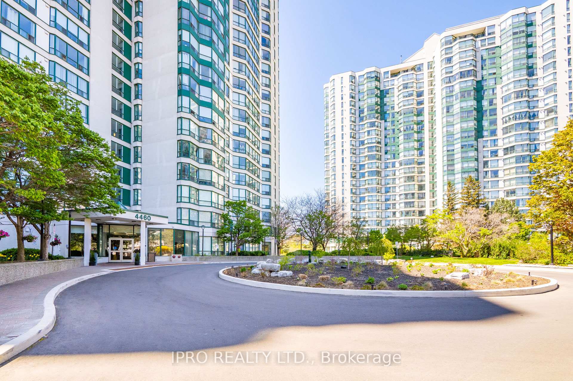 3 Bedrooms Condo at 4460 Tucana, Mississauga For sale