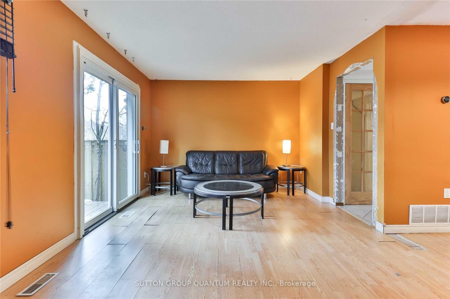 3 Bedrooms Condo at 1055 Shawnmarr, Mississauga For sale