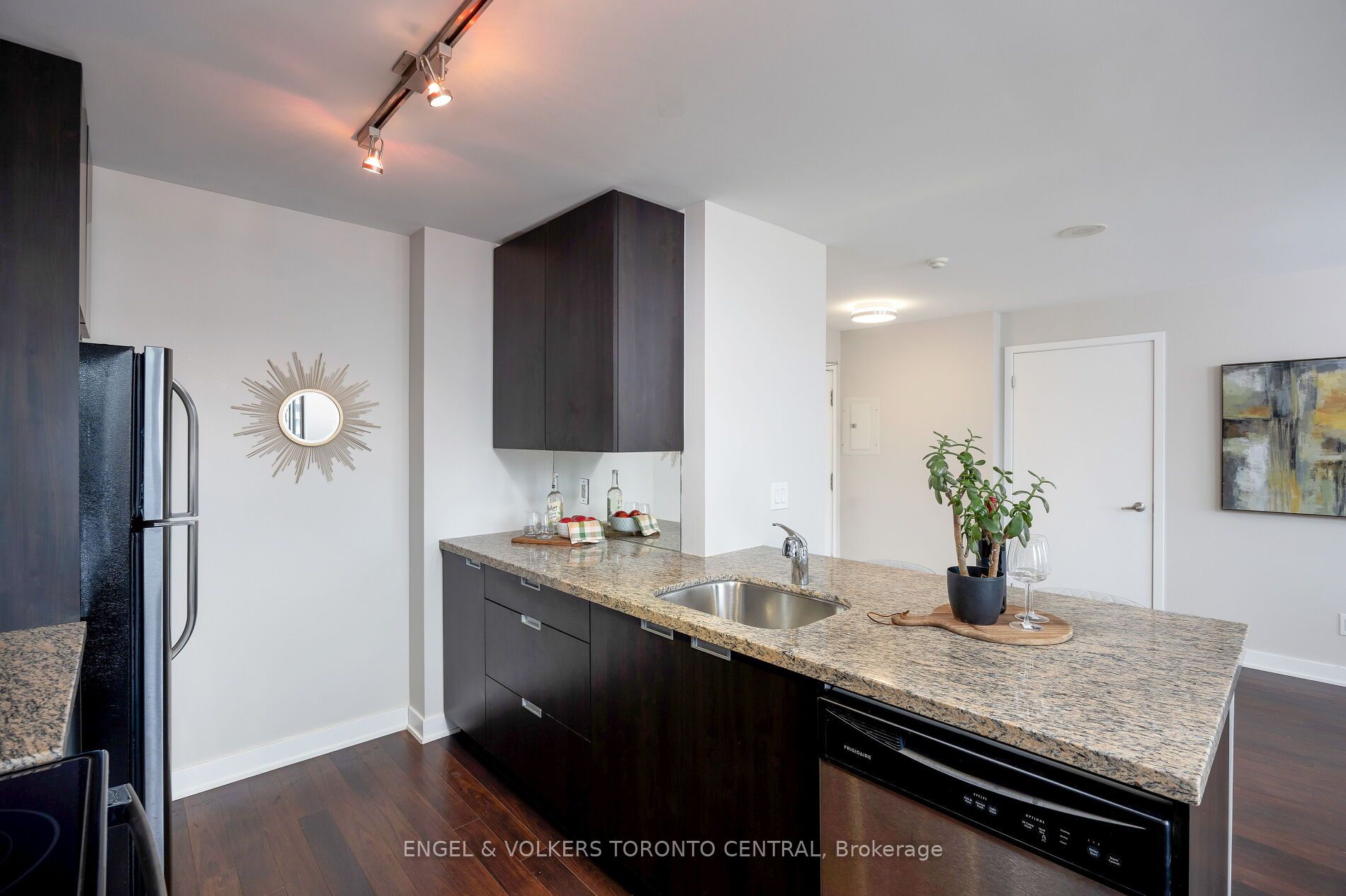 400 Wellington Street W, #1001