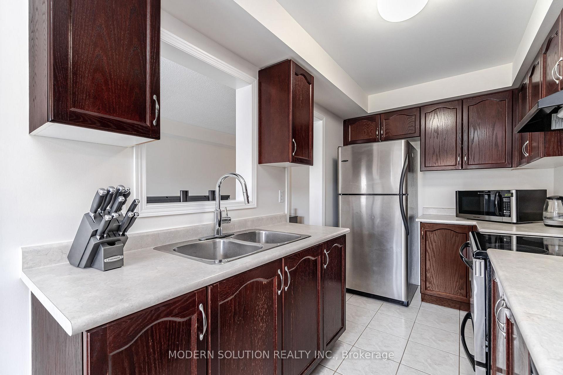 3 Bedrooms Condo at 525 Novo Star, Mississauga For sale