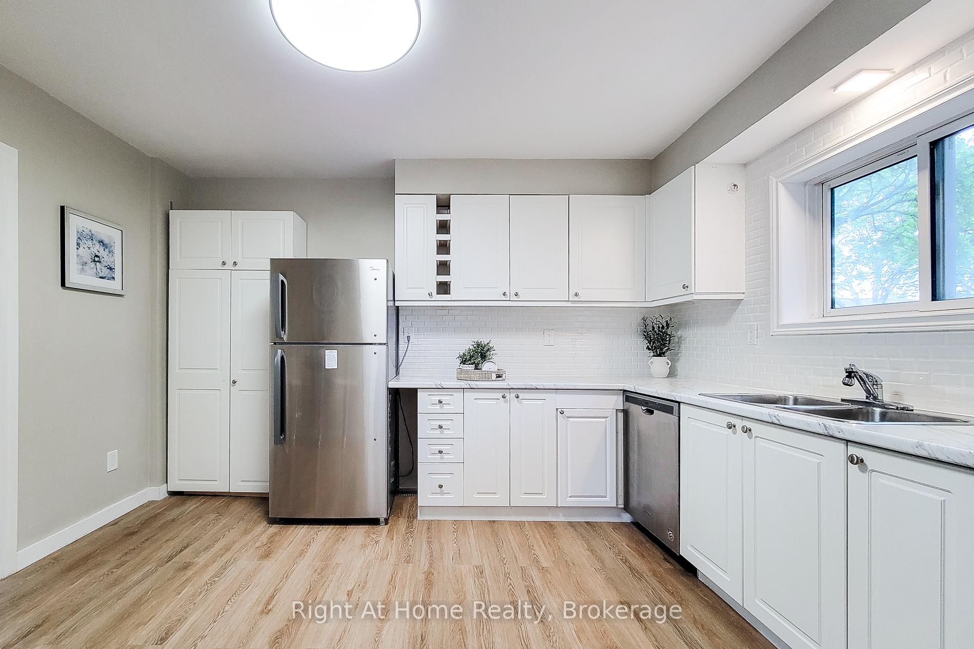 3 Bedrooms Condo at 8 Glenburn, Hamilton For sale