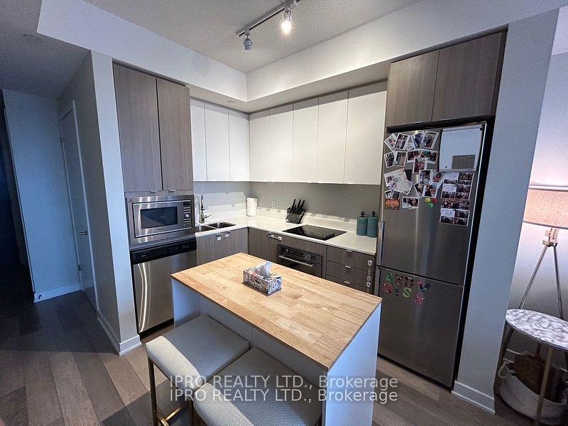 2 Bedrooms Condo at 5230 Dundas, Burlington For sale