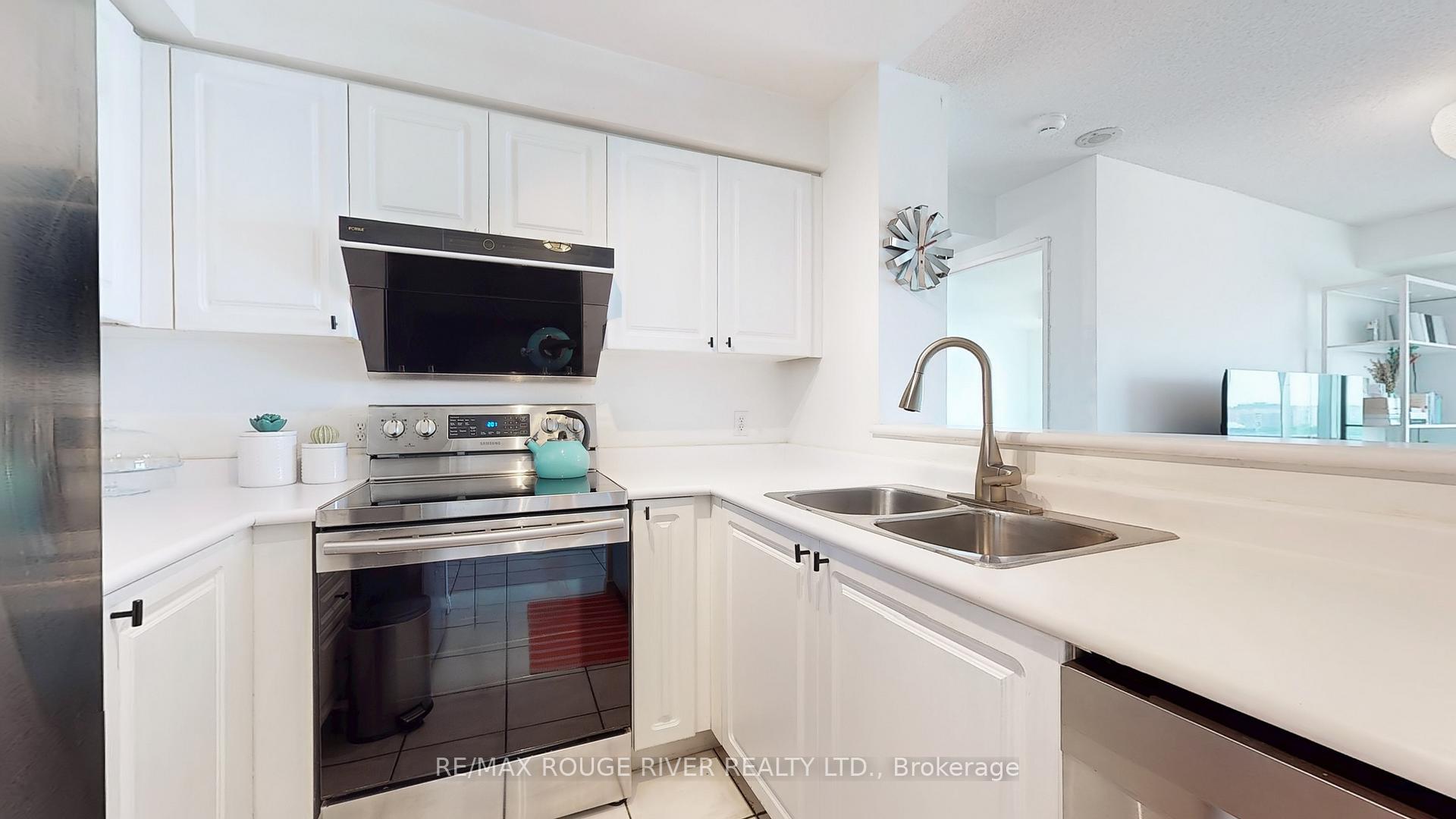 2 Bedrooms Condo at 11 Lee Centre, Toronto For sale