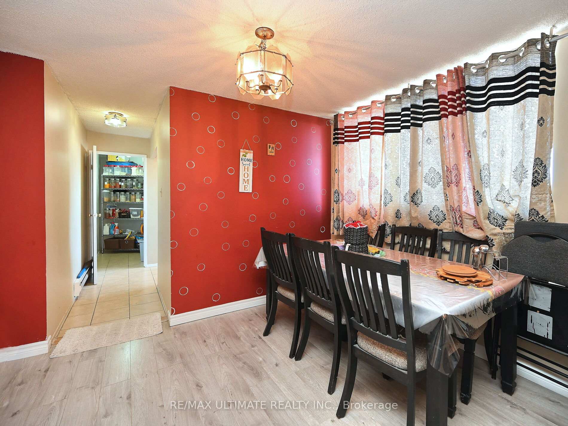 3 Bedrooms Condo at 3700 Kaneff, Mississauga For sale