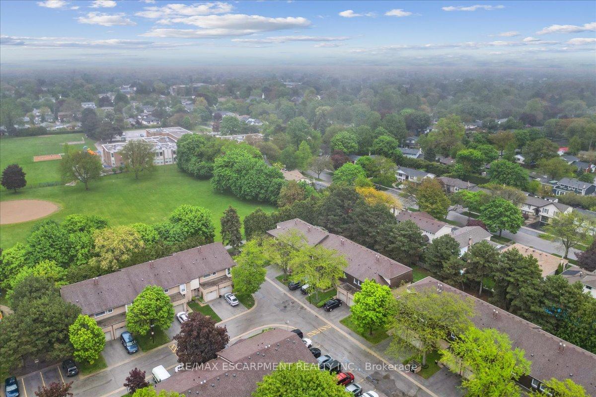 3 Bedrooms Condo at 680 Regency, Burlington For sale