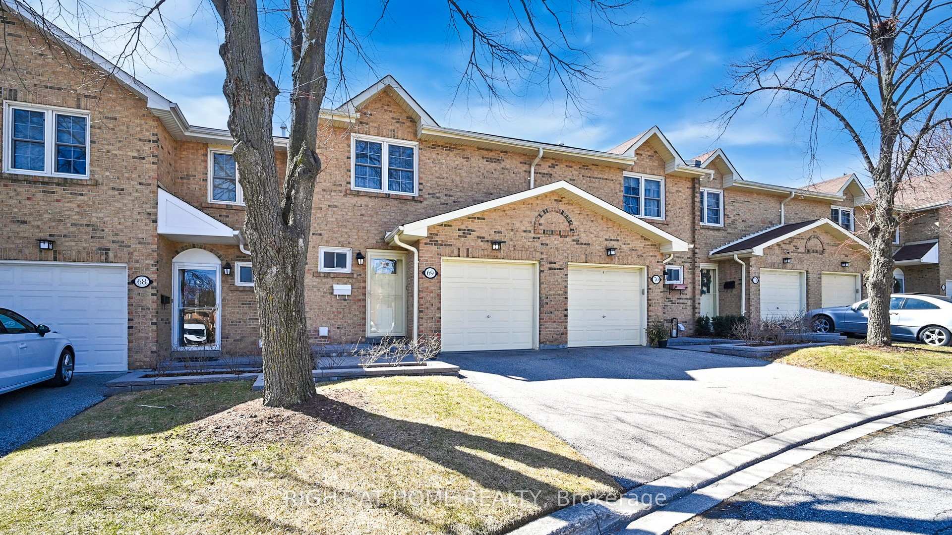 3 Bedrooms Condo at 1951 Rathburn,  Mississauga For sale