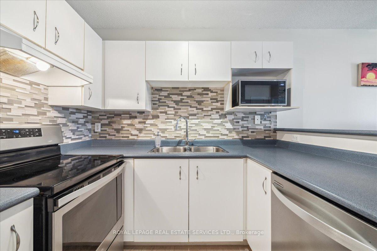 2 Bedrooms Condo at 1441 Walkers, Burlington For sale