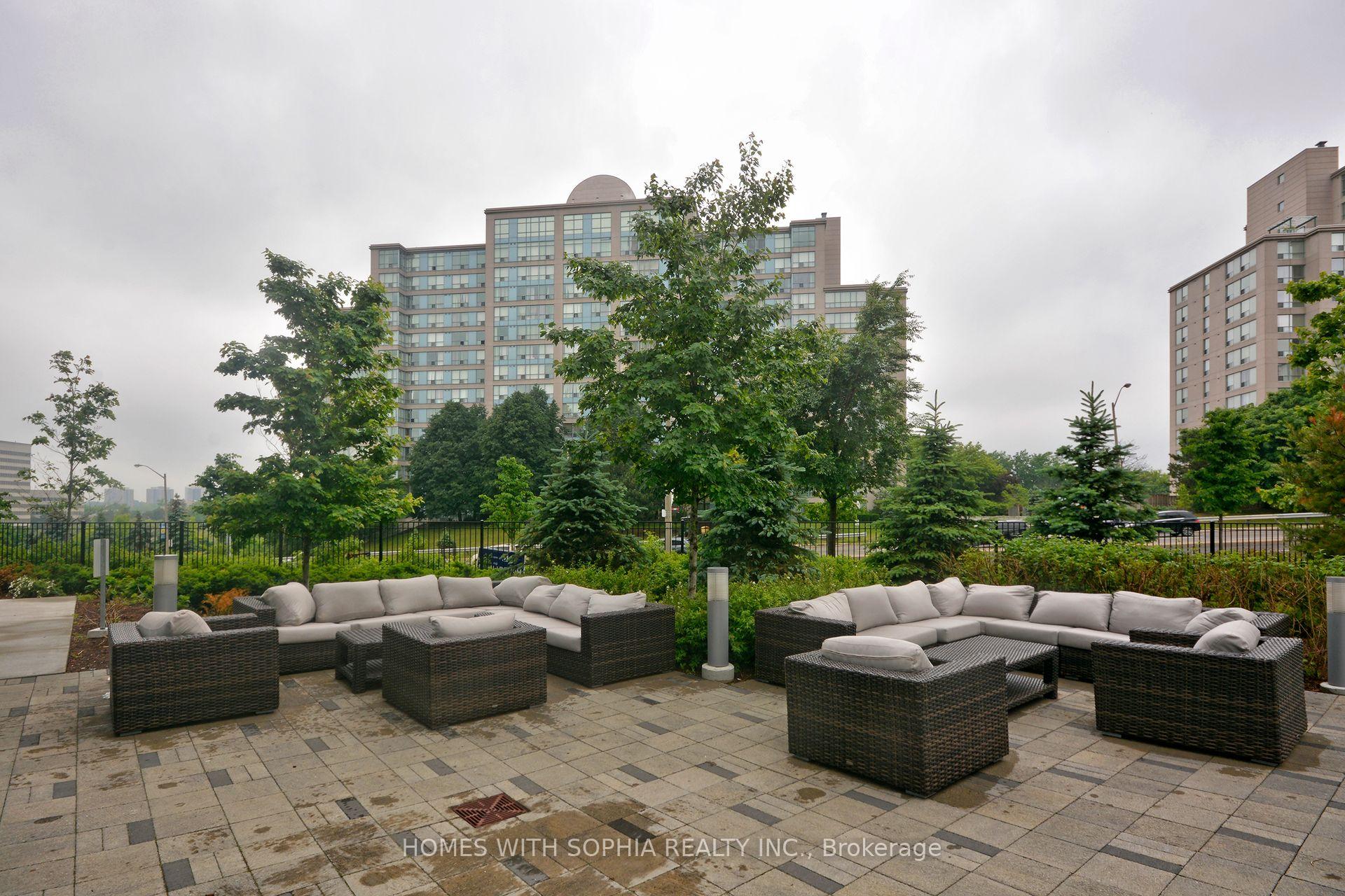 2 Bedrooms Condo at 18 Graydon Hall, Toronto For sale