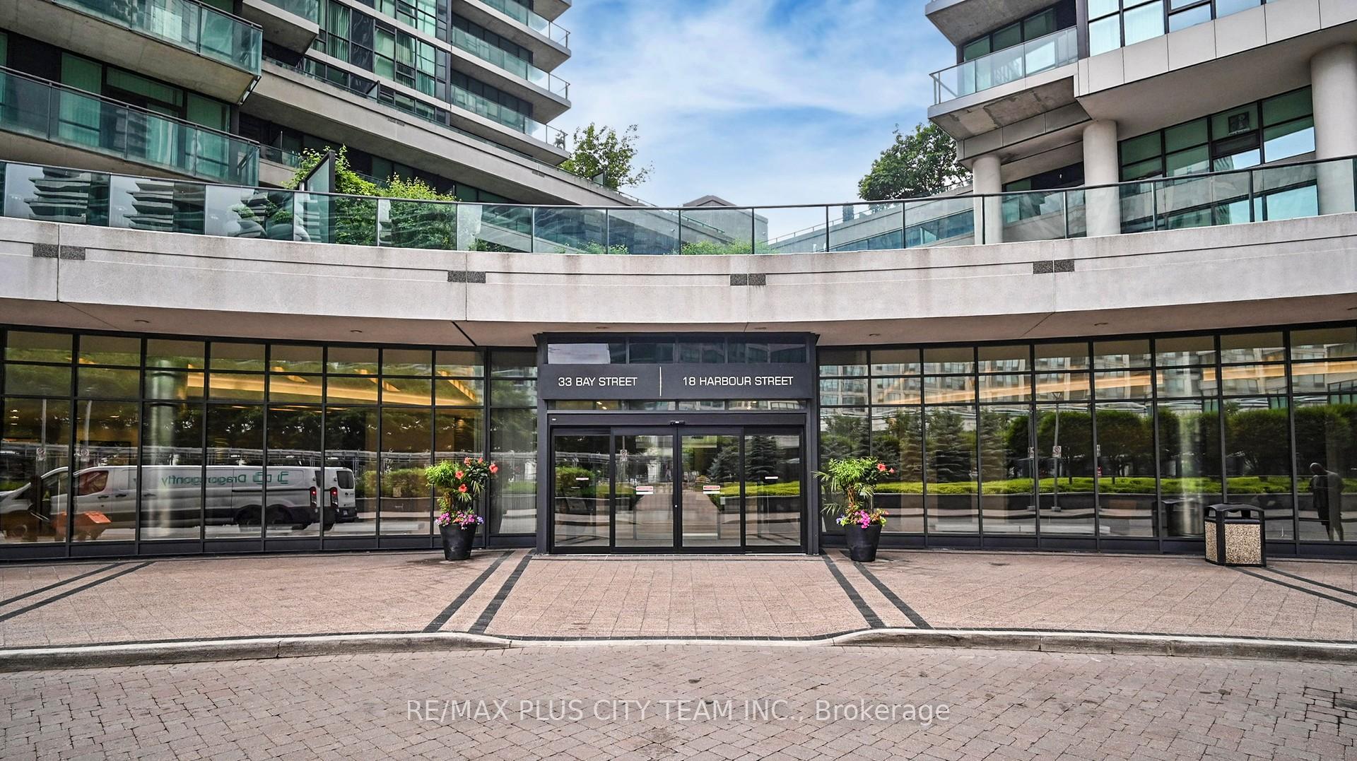 2 Bedrooms Condo at 18 Harbour, Toronto For sale