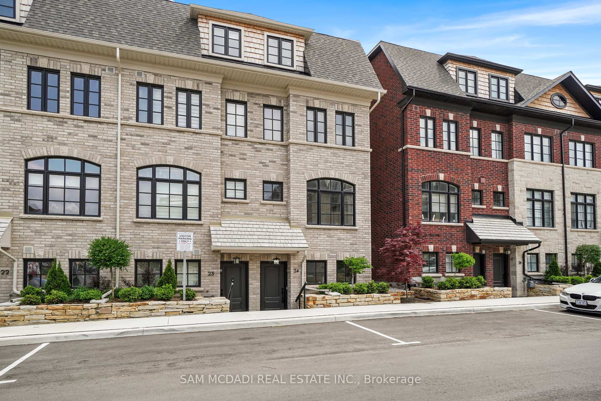 3 Bedrooms Condo at 10 Lunar, Mississauga For sale
