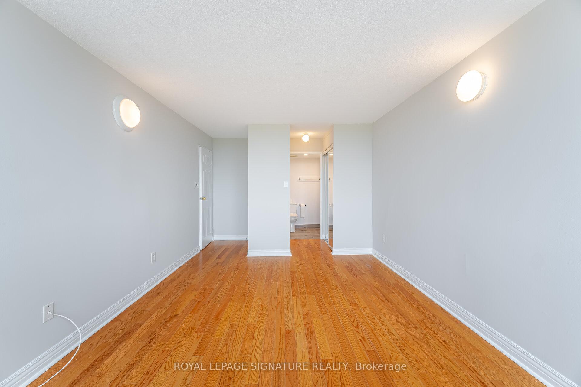 3 Bedrooms Condo at 10 Markbrook, Toronto For sale