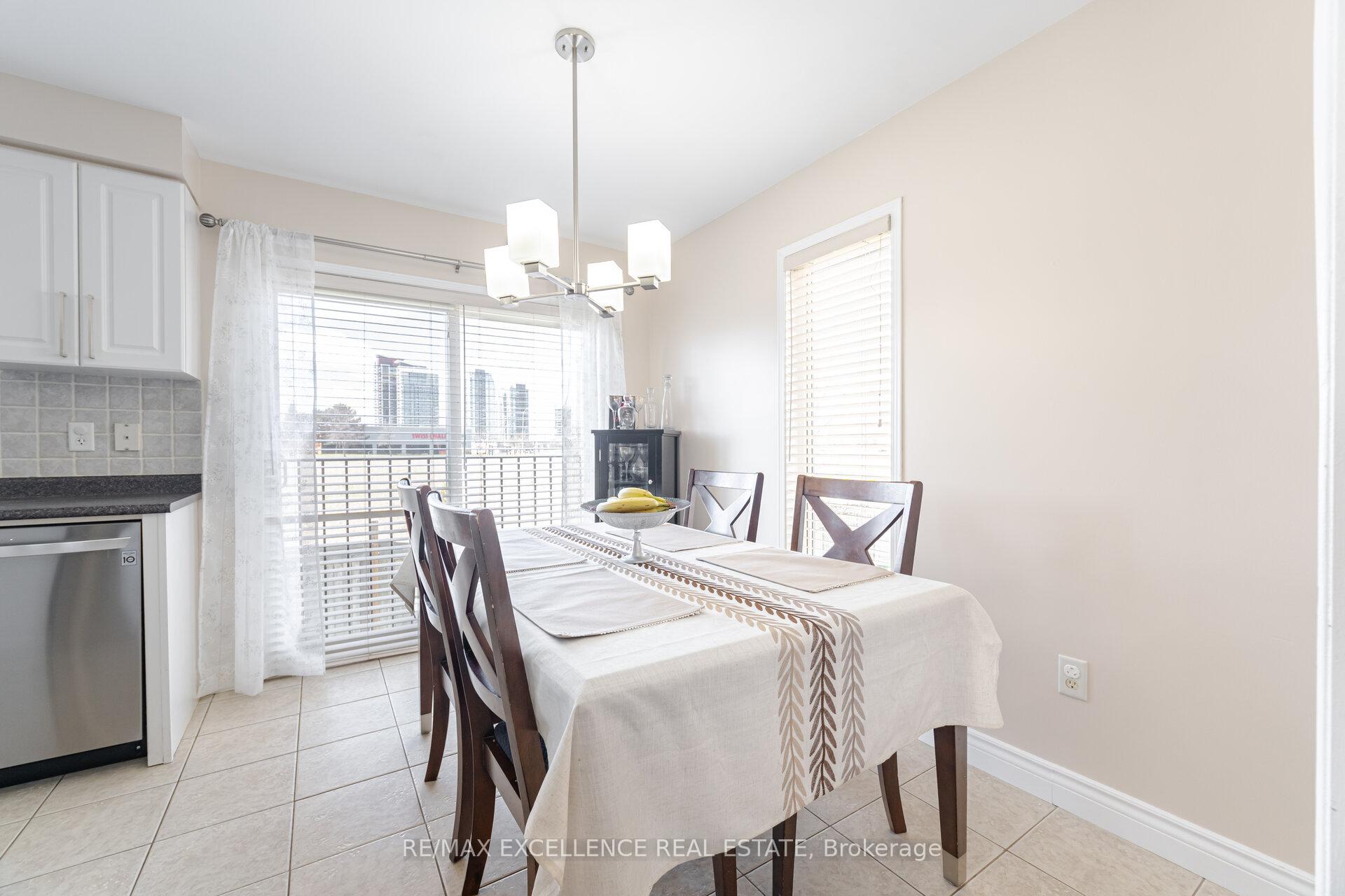 3 Bedrooms Condo at 4950 Albina, Mississauga For sale