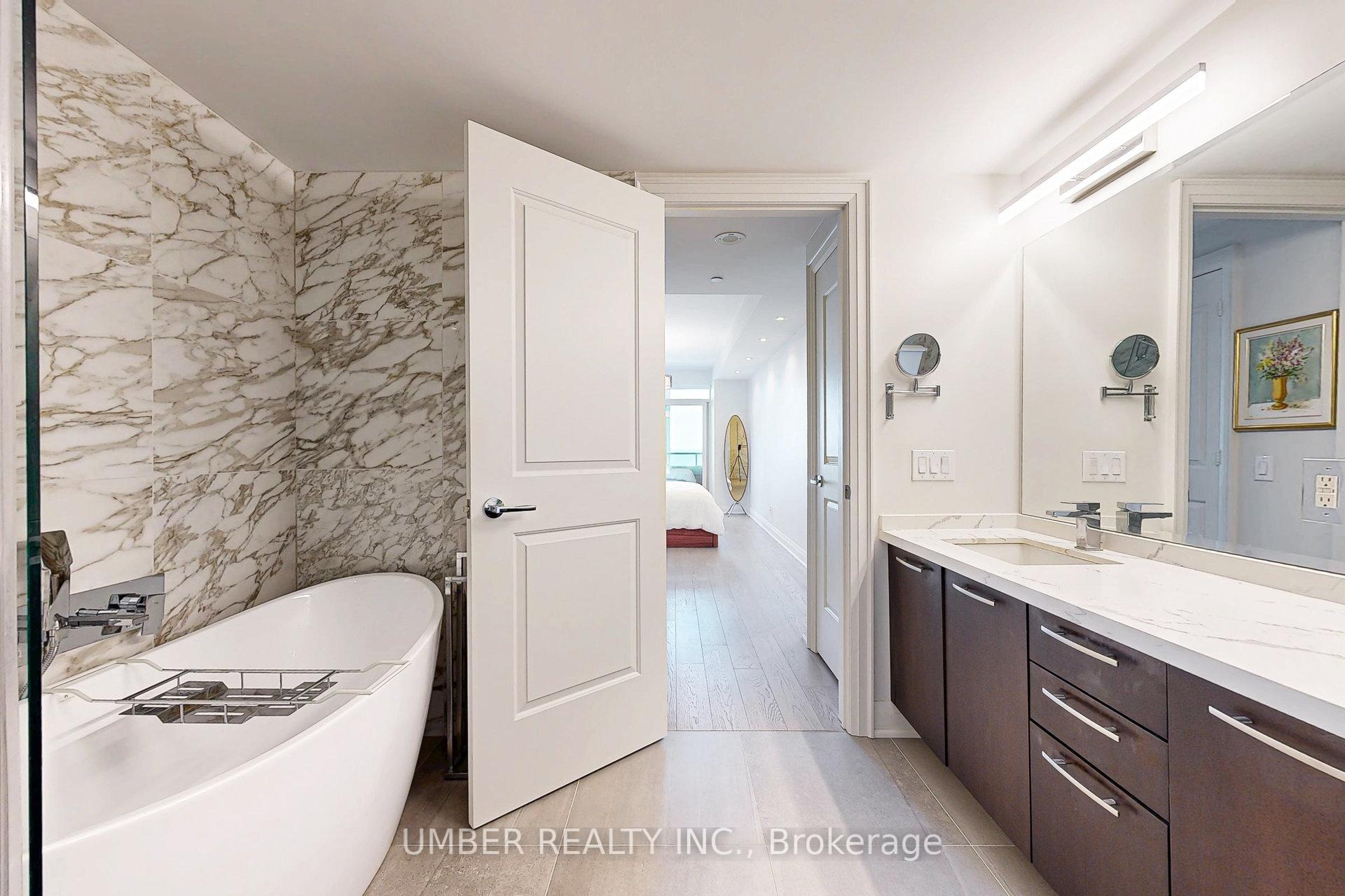 2 Bedrooms Condo at 11 Bronte, Oakville For sale