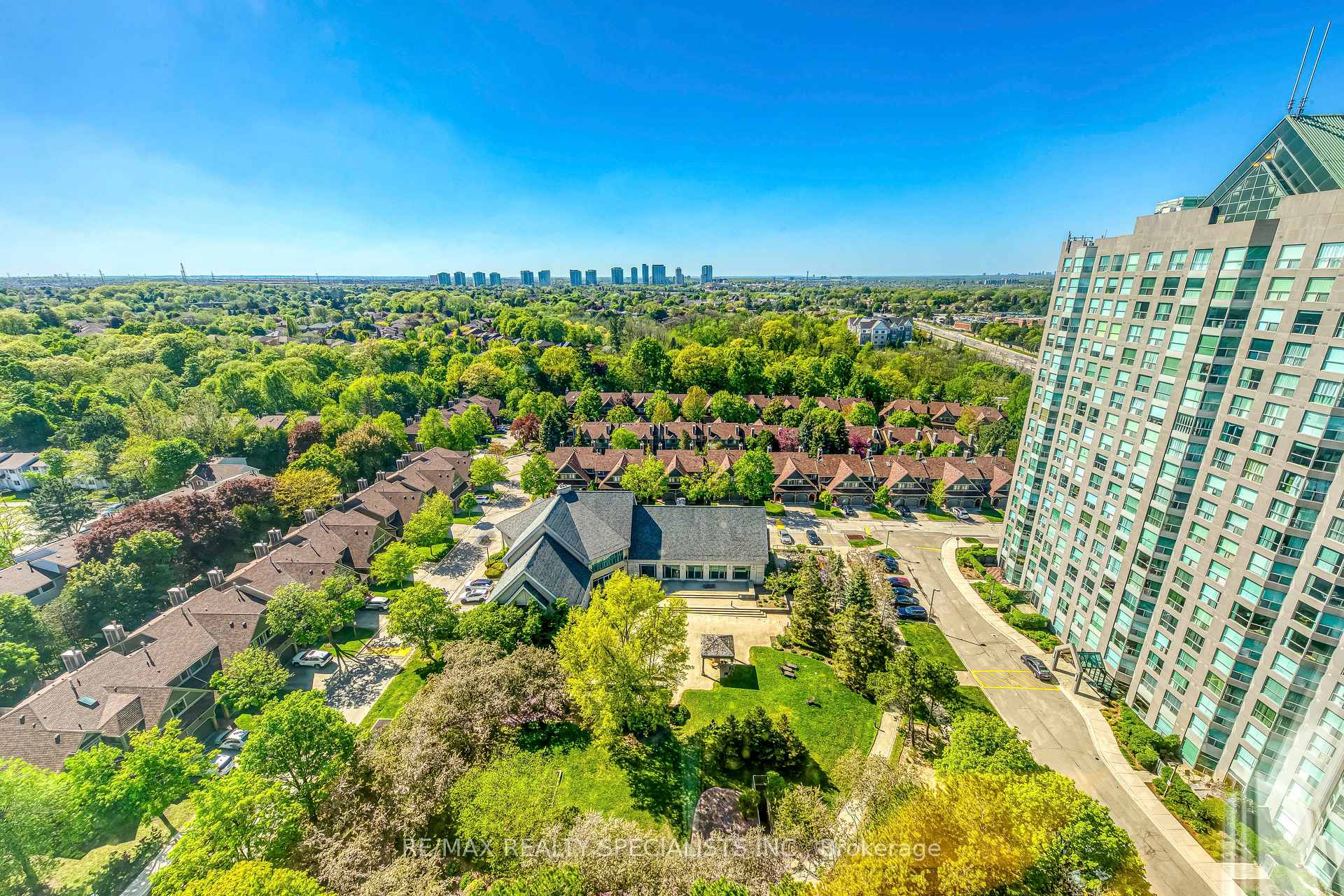 2 Bedrooms Condo at 2177 Burnhamthorpe, Mississauga For sale