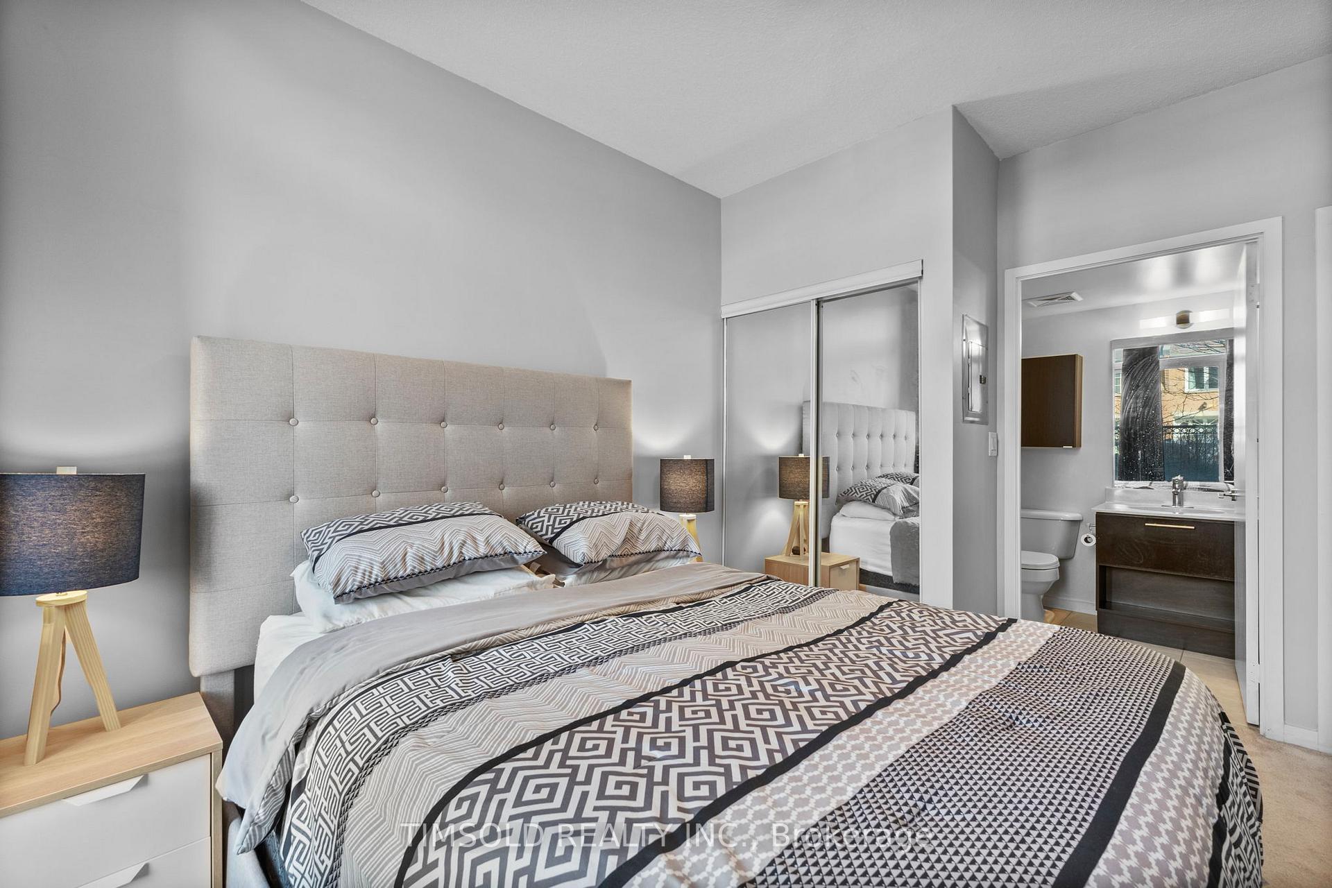 2 Bedrooms Condo at 120 Dallimore, Toronto For sale
