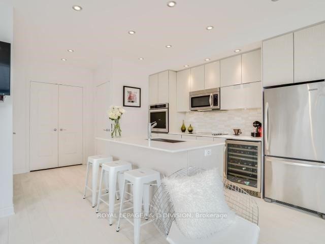 2 Bedrooms Condo at 80 Marine Parade, Toronto For sale