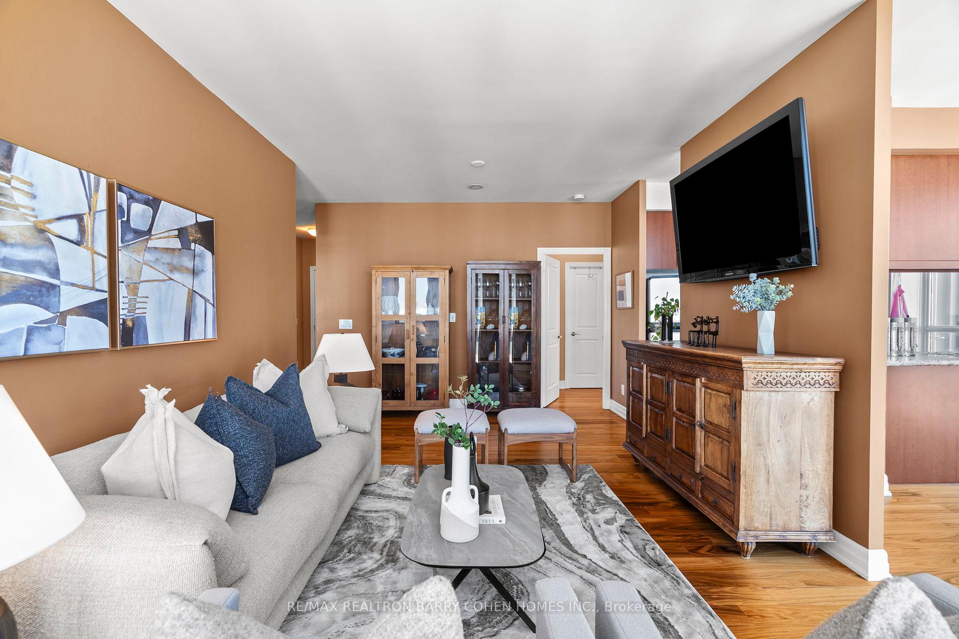3 Bedrooms Condo at 500 St Clair, Toronto For sale