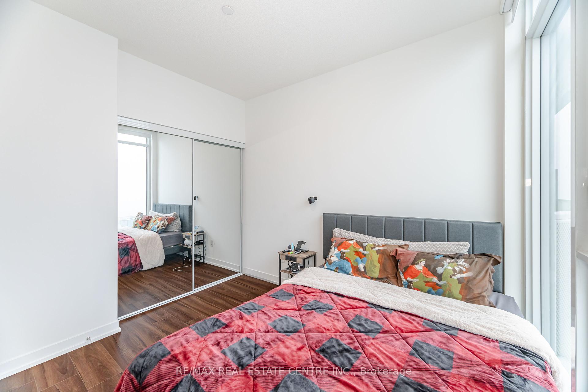 2 Bedrooms Condo at 4065 Confederation, Mississauga For sale