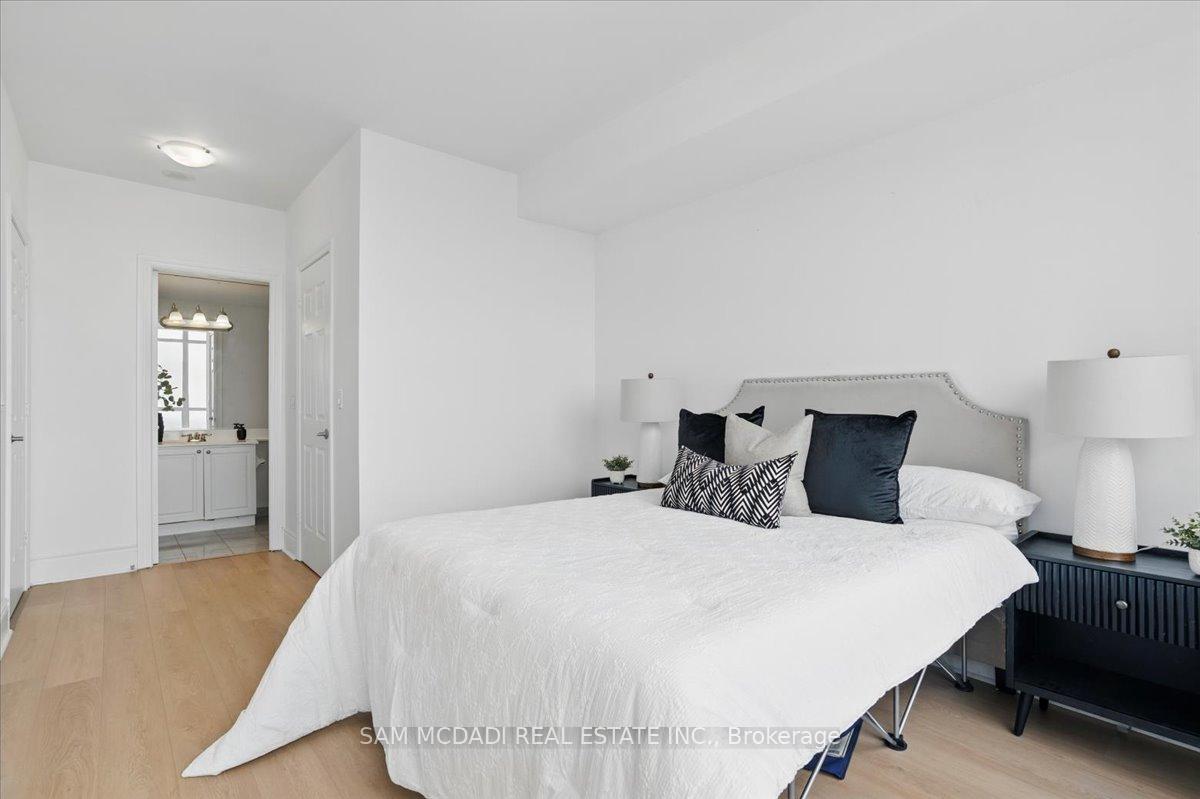 3 Bedrooms Condo at 3888 Duke Of York, Mississauga For sale
