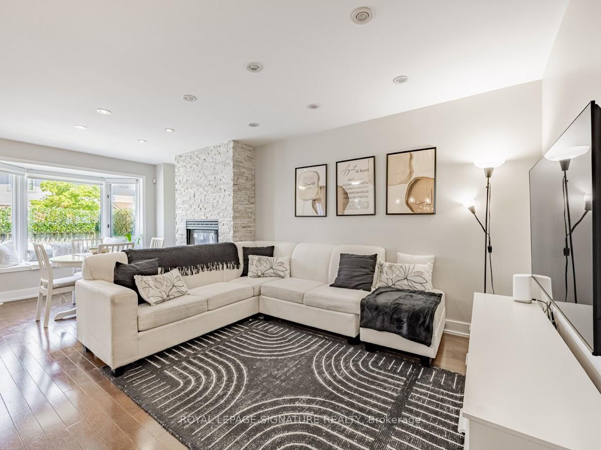 3 Bedrooms Condo at 1211 Parkwest, Mississauga For sale