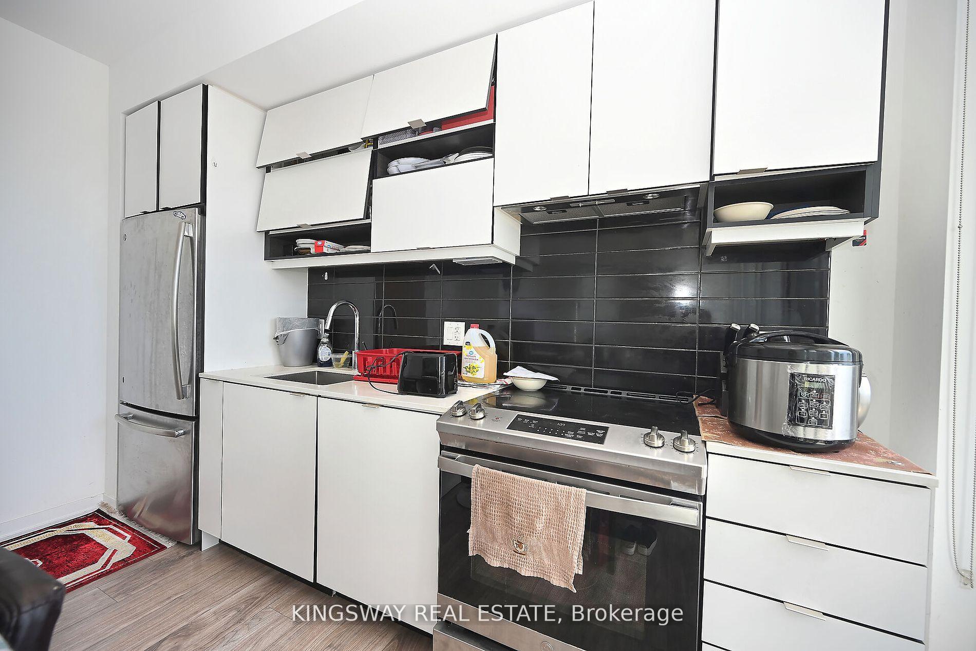 2 Bedrooms Condo at 4065 Confederation, Mississauga For sale