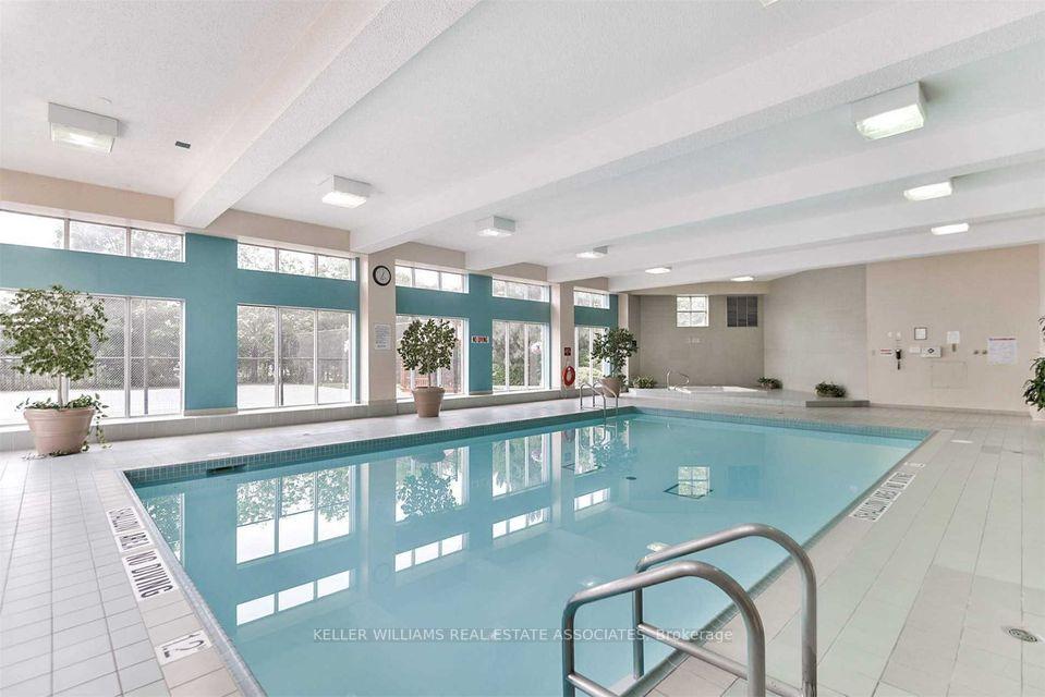2 Bedrooms Condo at 50 Kingsbridge Garden, Mississauga For sale