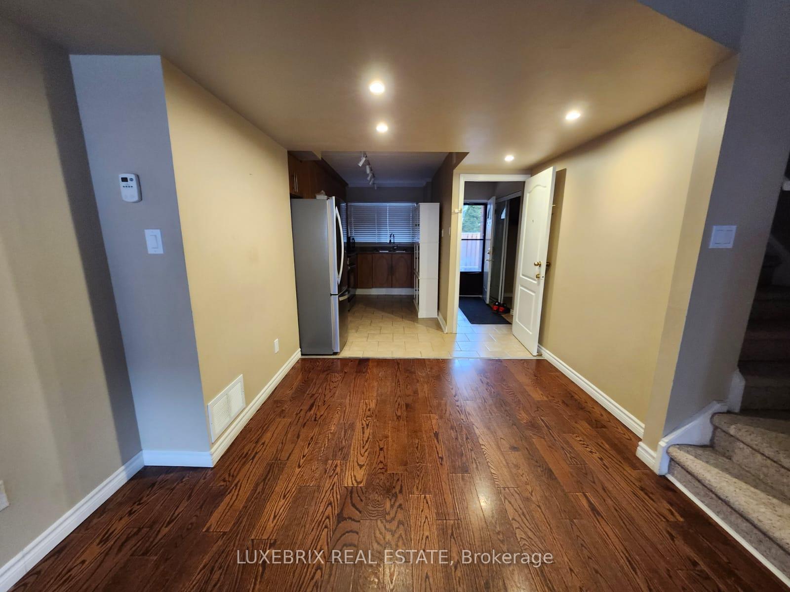5 Bedrooms Condo at 180 Mississauga, Mississauga For sale